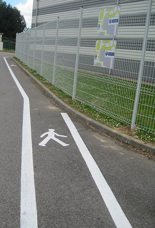 Cheminement piétonnier ai sol et panneaux de plans réalisés par nos soins